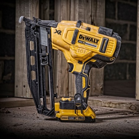 Cloueur de finition 18V DCN660N-XJ + 2 batteries 18V 5 Ah + chargeur DCB1104-QW DEWALT