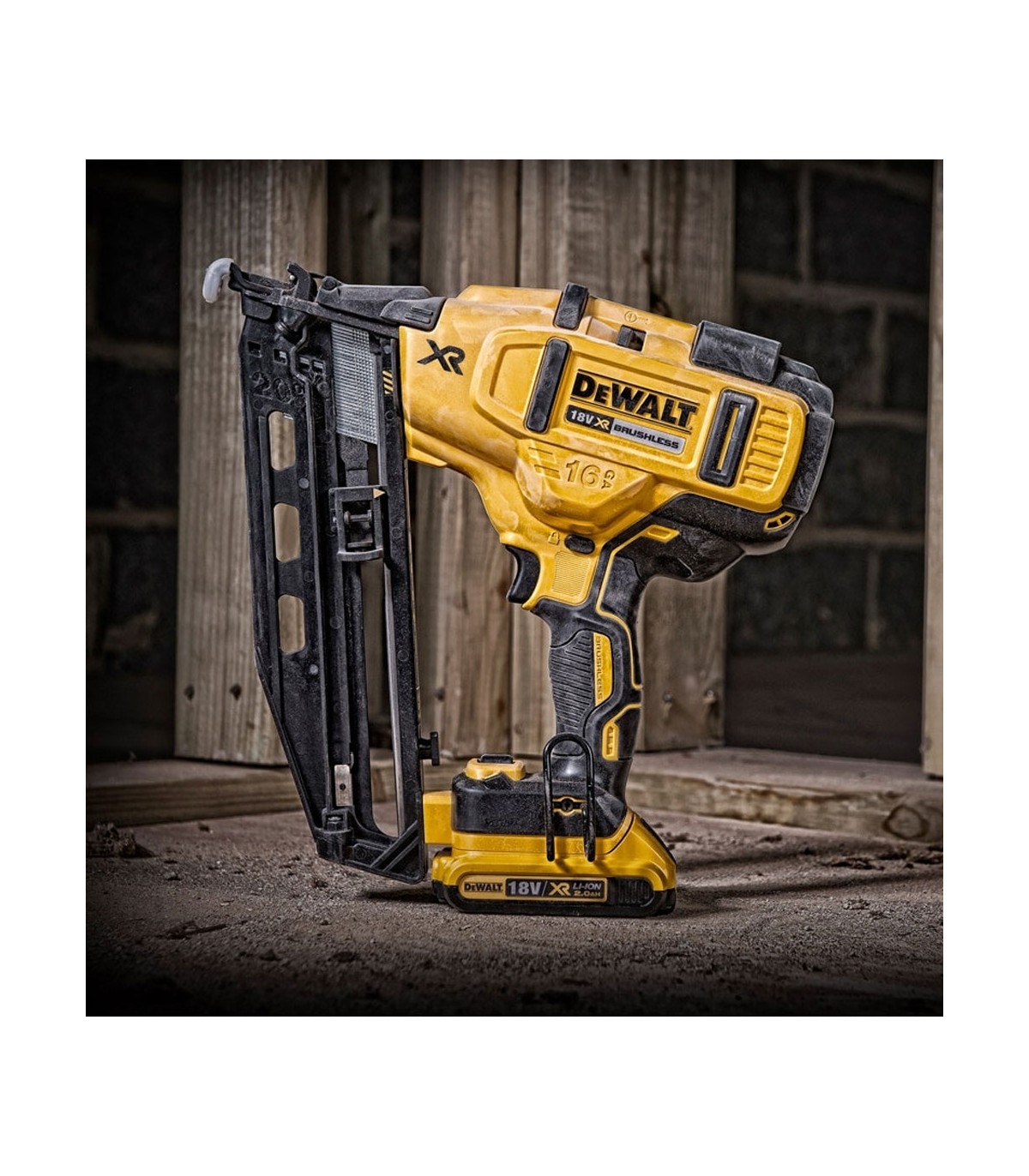 Cloueur de finition 18V DCN660N-XJ + 2 batteries 18V 5 Ah + chargeur DCB1104-QW DEWALT