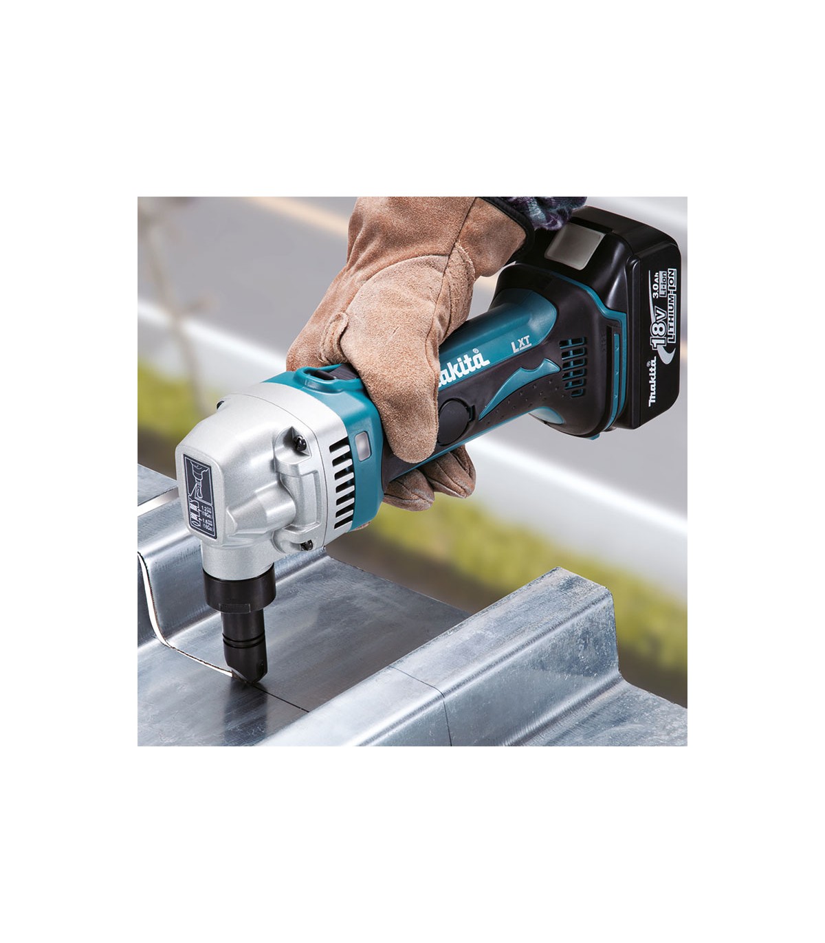 Grignoteuse 18V DJN161Z + 1 batterie BL1850B 18V 5 Ah + 1 chargeur rapide DC18RC MAKITA