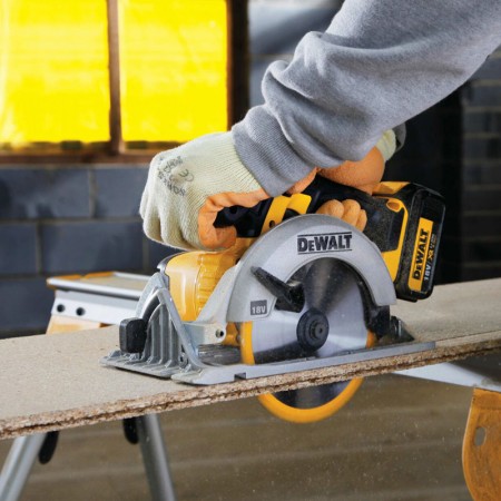 Scie circulaire 18V Ø165 mm DCS391NT-XJ + 1 batterie 18V 5 Ah + 1 chargeur DCB1104-QW DEWALT