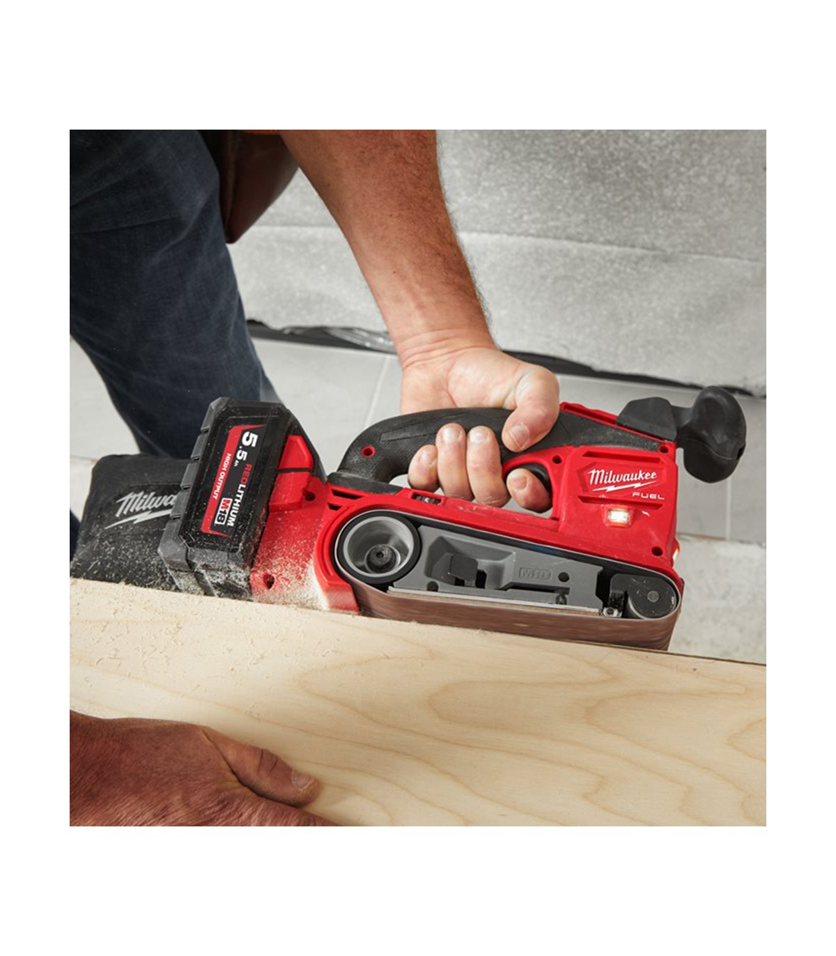 Ponceuse à bande 18V FBTS75-0 + 1 batterie 18V 5 Ah + 1 chargeur M12-18FC MILWAUKEE