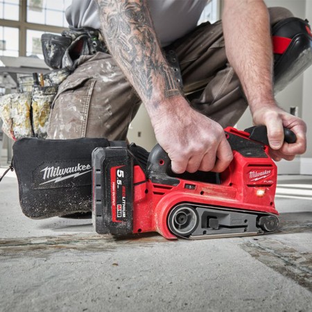Ponceuse à bande 18V FBTS75-0 + 1 batterie 18V 5 Ah + 1 chargeur M12-18FC MILWAUKEE
