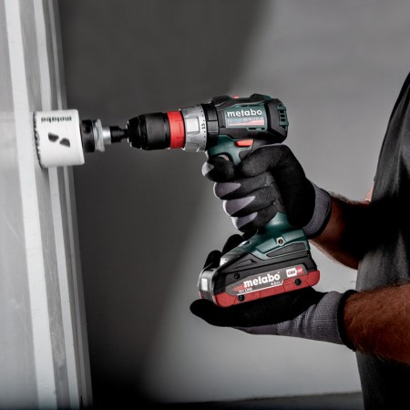 Perceuse-visseuse BS 18 LT BL Q + 1 batterie 18V 5,2 Ah + 1 chargeur ASC 145 METABO