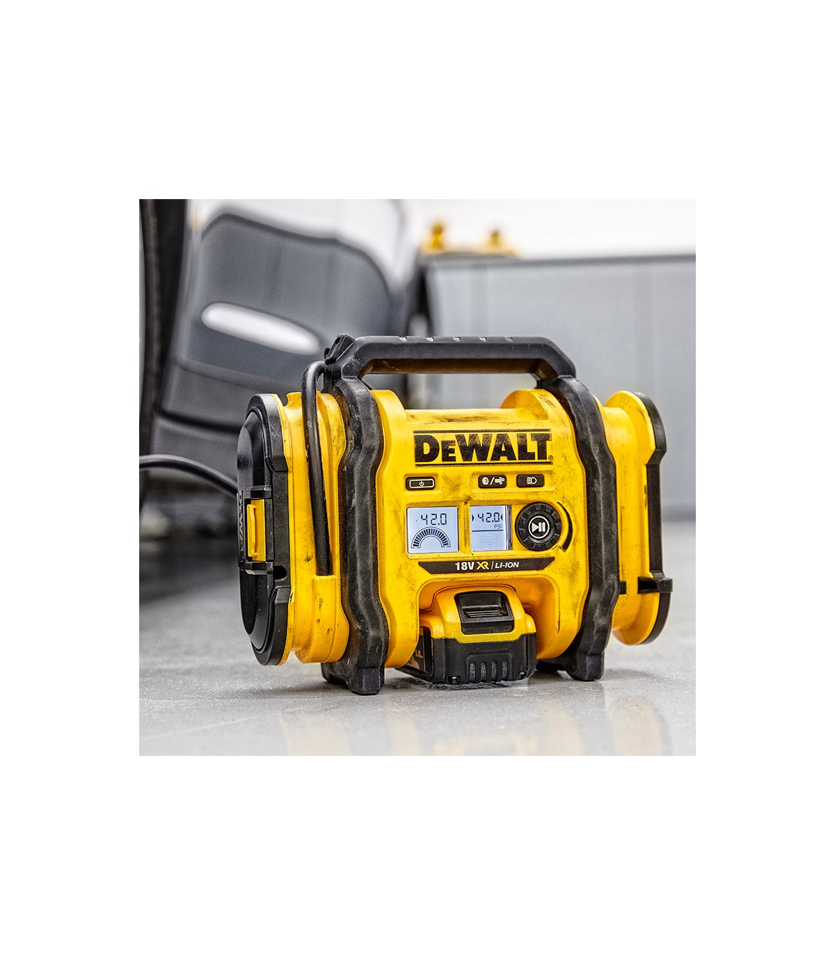 Gonfleur 18V XR DCC018N-XJ + 2 batteries 18V 5 Ah + 1 chargeur DCB1104-QW DEWALT