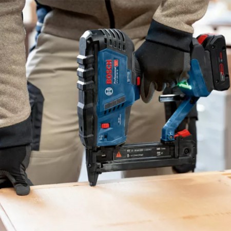 Agrafeuse à bois GTH 18V-38 M + 1 batterie ProCORE 18V 4 Ah + 1 chargeur GAL 18V-40 BOSCH
