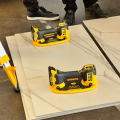 Ventouse à vide d'air 18V DCE590N-XJ + 2 batteries 18V 5 Ah + 1 Chargeur DCB1104-QW DEWALT