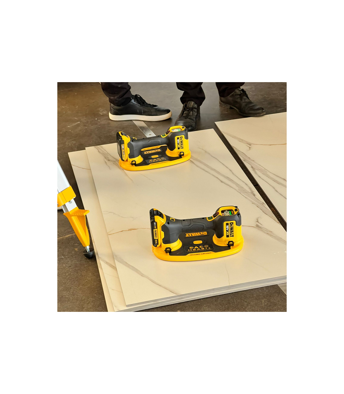 Ventouse à vide d'air 18V DCE590N-XJ + 2 batteries 18V 5 Ah + 1 Chargeur DCB1104-QW DEWALT