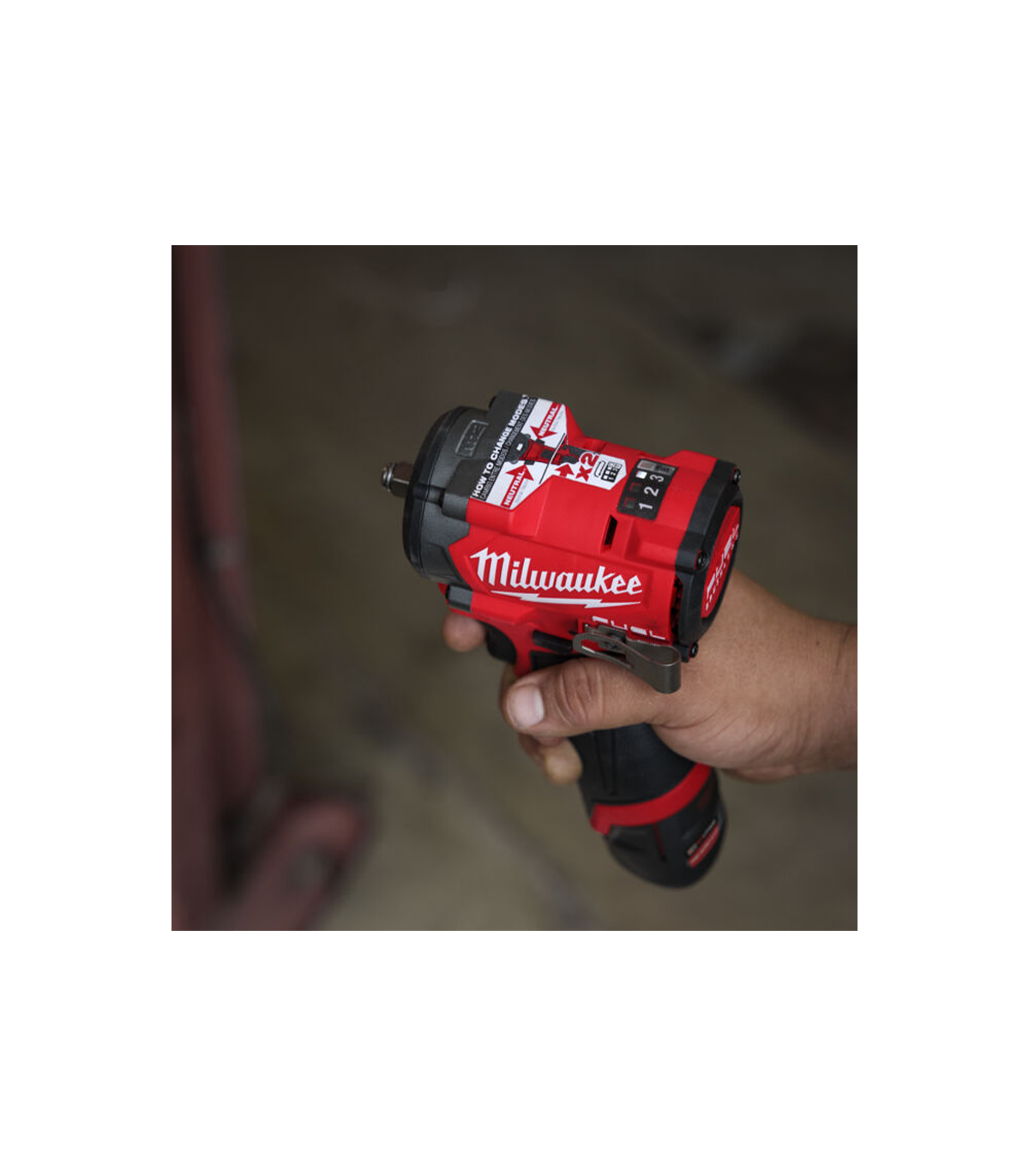Boulonneuse compacte ½ 12V M12 FCIWF12G3-0 + 1 batterie 12V 5 Ah + Chargeur C12C MILWAUKEE
