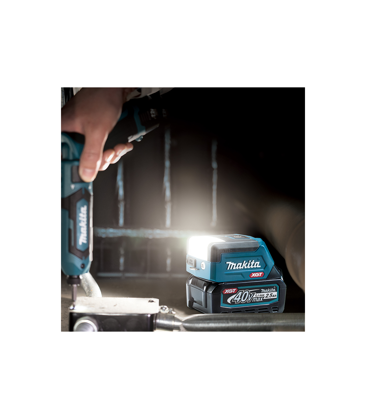 Lampe sur batterie 40V 300lx DEAML011G + 1 batterie 40V 4 Ah + chargeur rapide DC40RA MAKITA