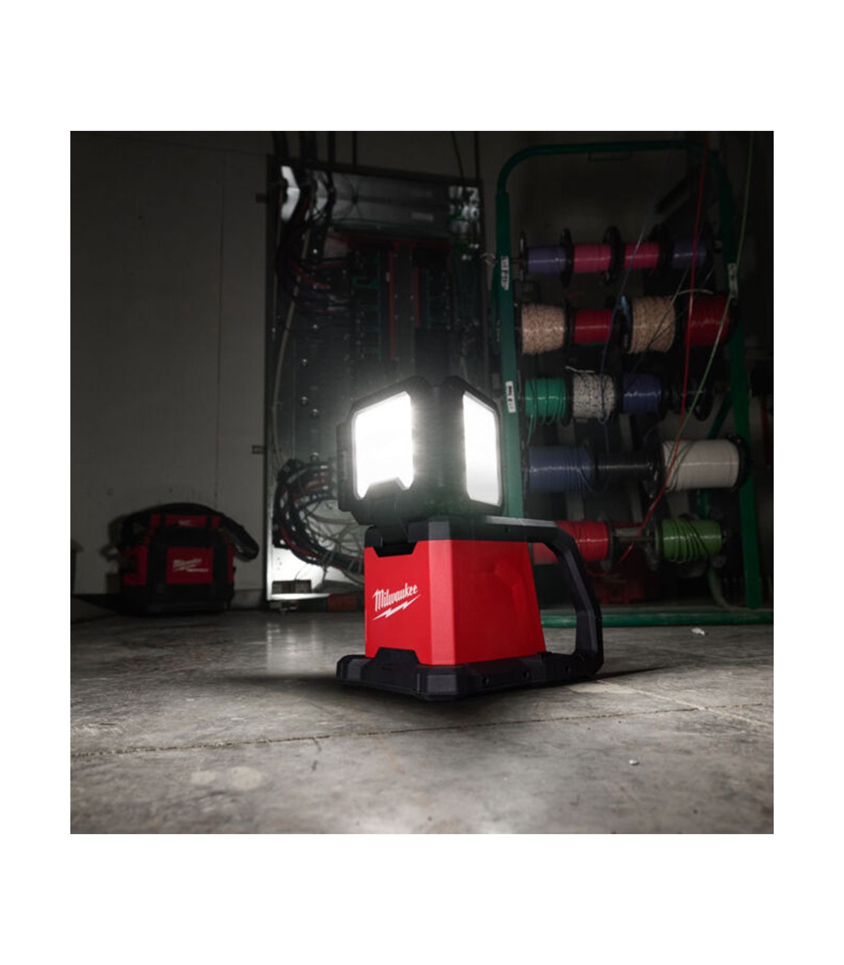 Eclairage de chantier multidirectionnel 18V M18 MDTL-0 + 1 batterie 18V 5Ah + 1 chargeur M12-18FC MILWAUKEE