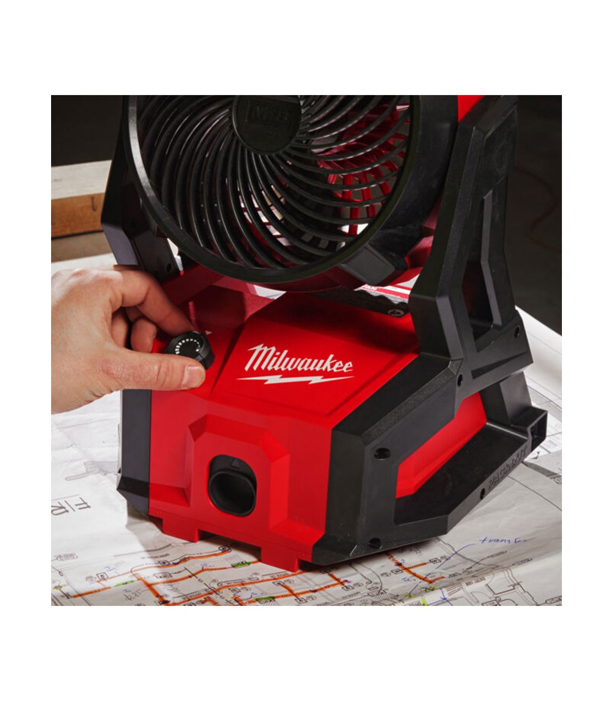 Ventilateur de chantier 18V M18 AFG2-0 + 1 batterie 18V 5 Ah + 1 chargeur M12-18 FC MILWAUKEE