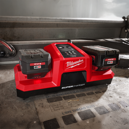 Pack 2 batteries FORGE M18 FB8 18V 8 Ah + chargeur rapide double M18 DBSC MILWAUKEE