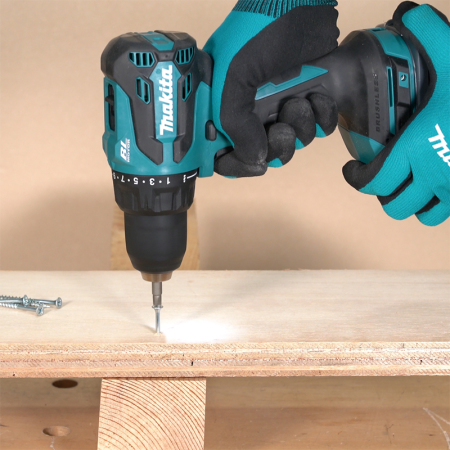 Perceuse-visseuse 18V DDF490Z + 1 batterie BL1830B 18V 3 Ah + chargeur rapide DC18RC MAKITA