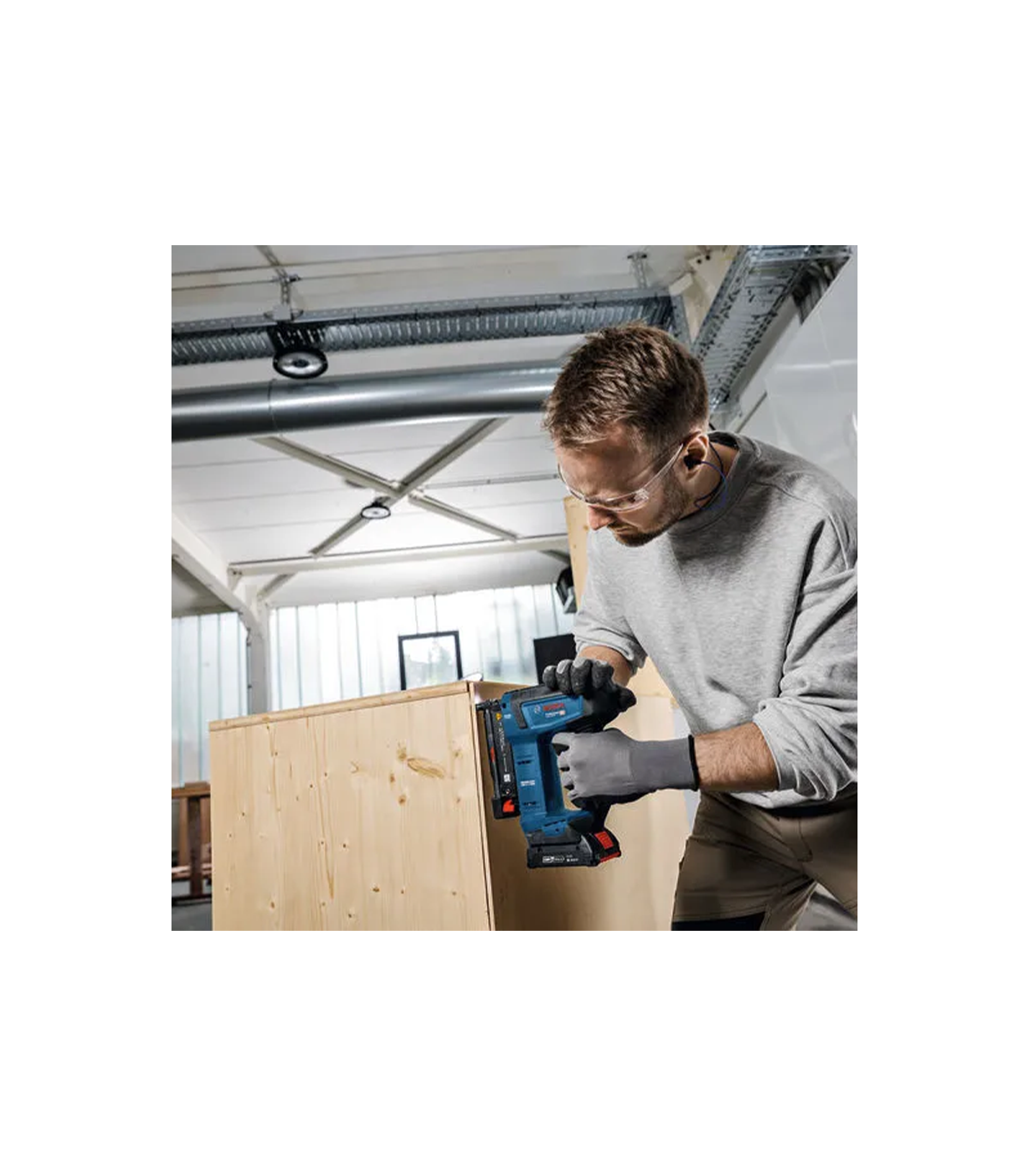 Cloueur de finition GNH 18V-35 + 2 batteries ProCore 18V 4 Ah + 1 Chargeur GAL 18V-40 BOSCH