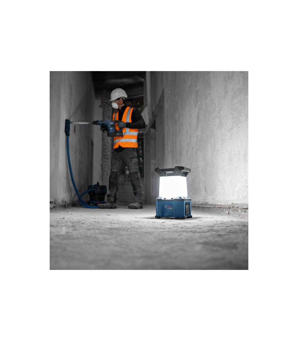 Projecteur de chantier GLA 18VH-7500 + Trépied d'éclairage GLT 300-40 BOSCH