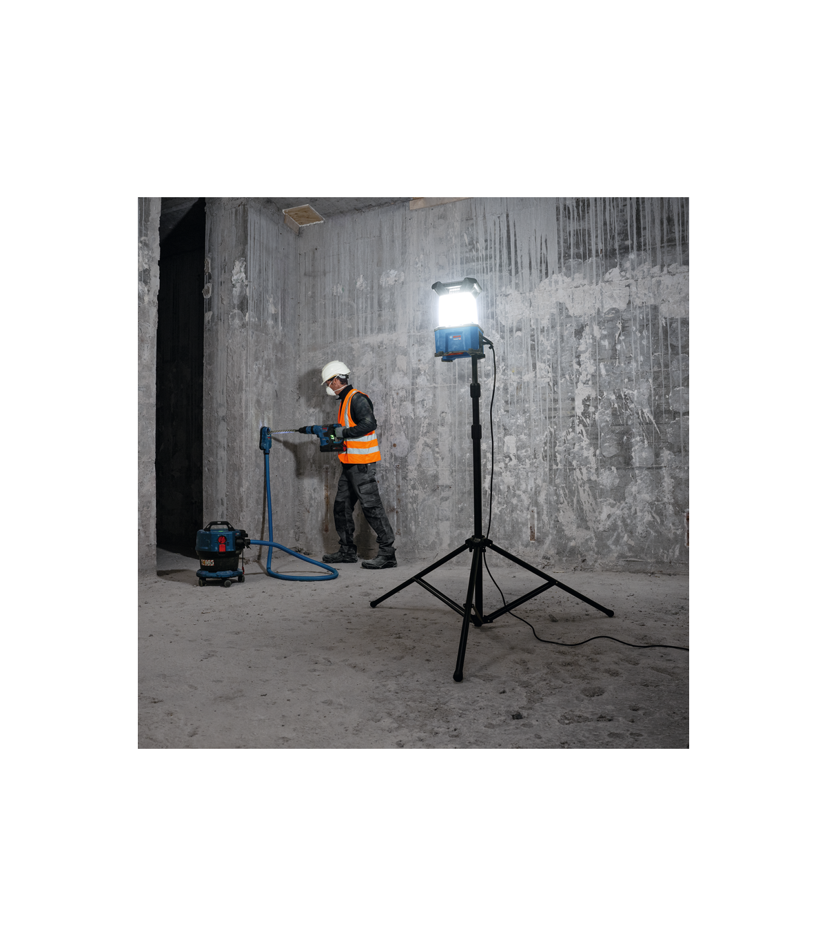 Projecteur de chantier GLA 18VH-7500 + Trépied d'éclairage GLT 300-40 BOSCH