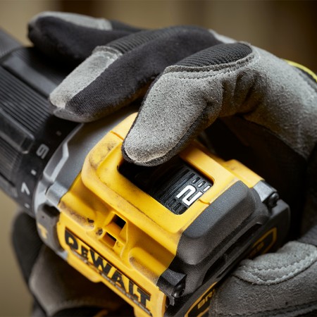 Perceuse-visseuse à percussion 18V DCD799NT-XJ + 1 batterie 18V 5 Ah + 1 Chargeur DCB1104-QW DEWALT