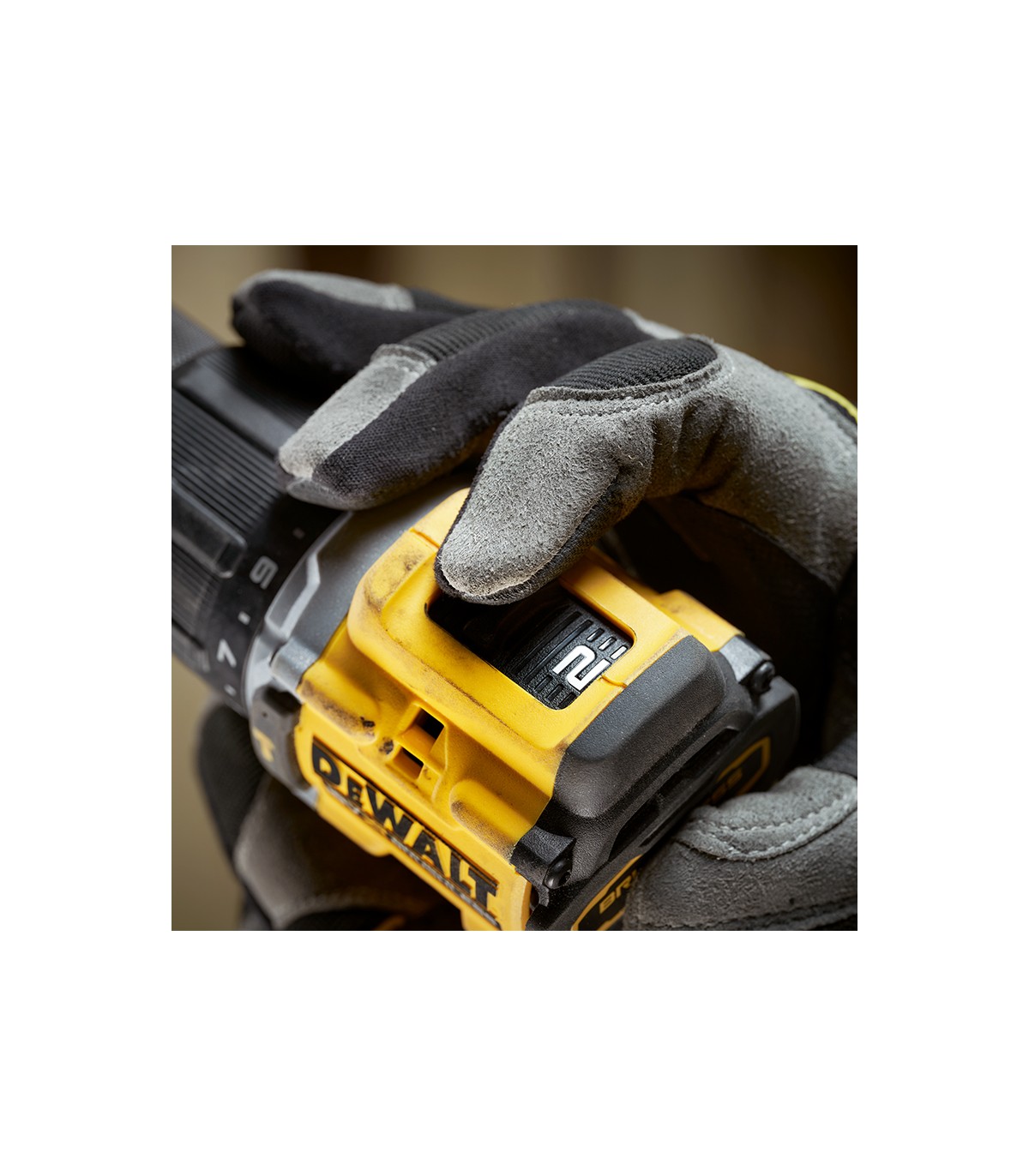 Perceuse-visseuse à percussion 18V DCD799NT-XJ + 1 batterie 18V 5 Ah + 1 Chargeur DCB1104-QW DEWALT