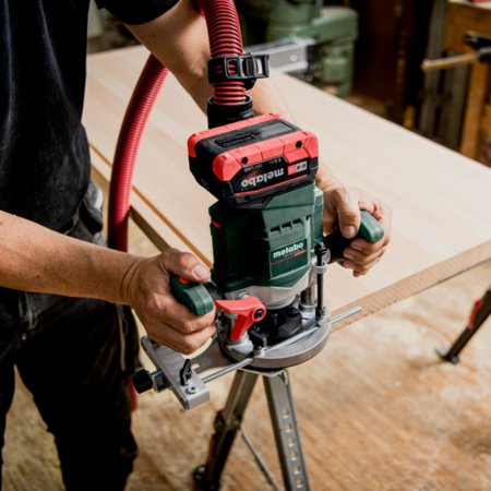 Défonceuse 18V OFV 18 LTX BL 12 + 1 batterie 18V 5,2 Ah + Chargeur rapide ASC 145 METABO