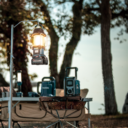 Radio avec lanterne LED MR009GZ 40V MAKITA