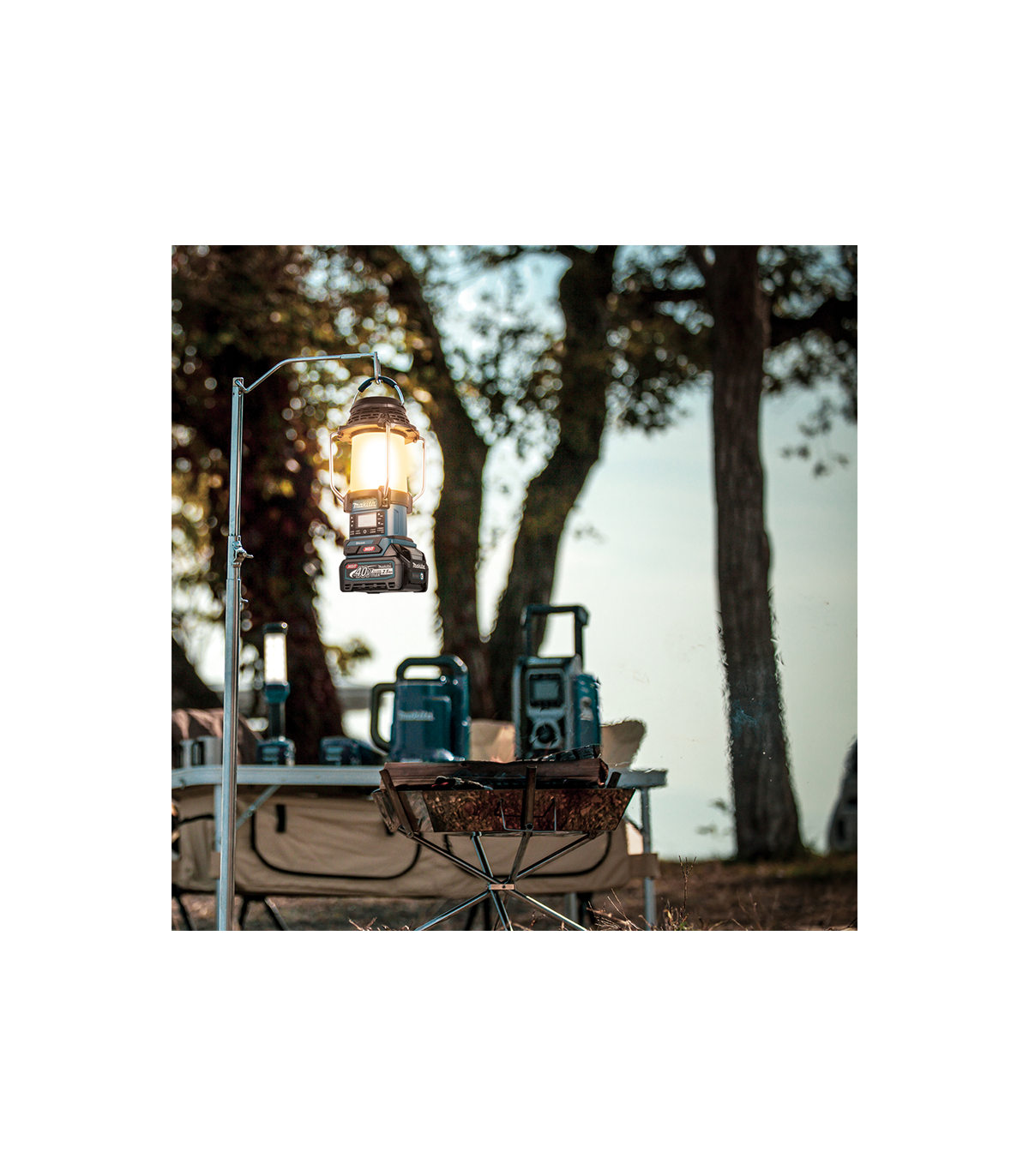 Radio avec lanterne LED MR009GZ 40V MAKITA