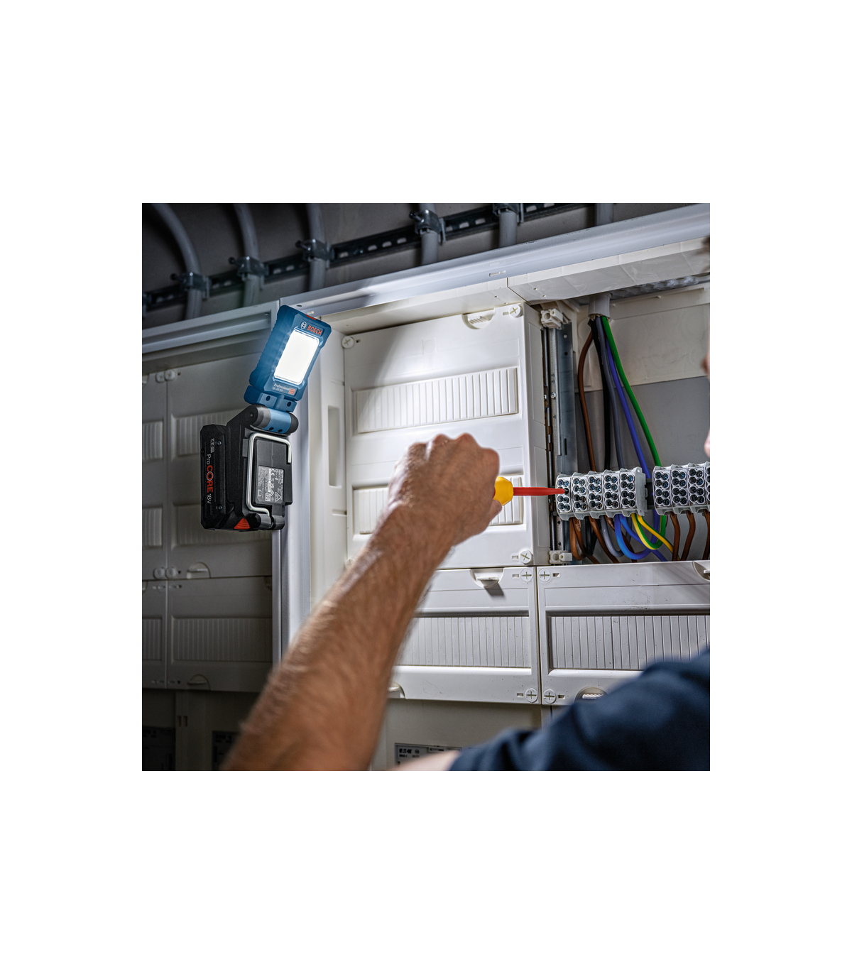 Lampe GLI 18V-800 + 1 Batterie ProCORE 18V 4 Ah + 1 Chargeur GAL 18V-40 + 1 Sac à dos pour outils EXPERT BOSCH