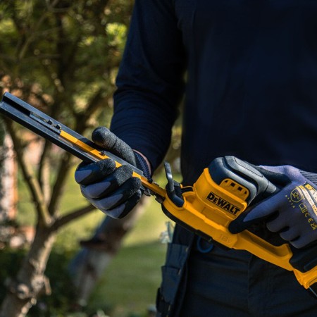 Taille haie 18V 20 cm DCMHT520N-XJ + 1 batterie 18V 2 Ah + chargeur DCB1104-QW DEWALT