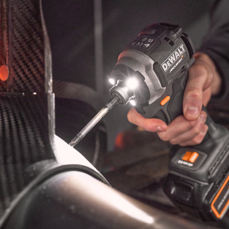 Visseuse à chocs DCF85MM2T-QW Édition Limitée McLaren + 2 batteries 18V 4 Ah + 1 Chargeur DCB1104-QW DEWALT