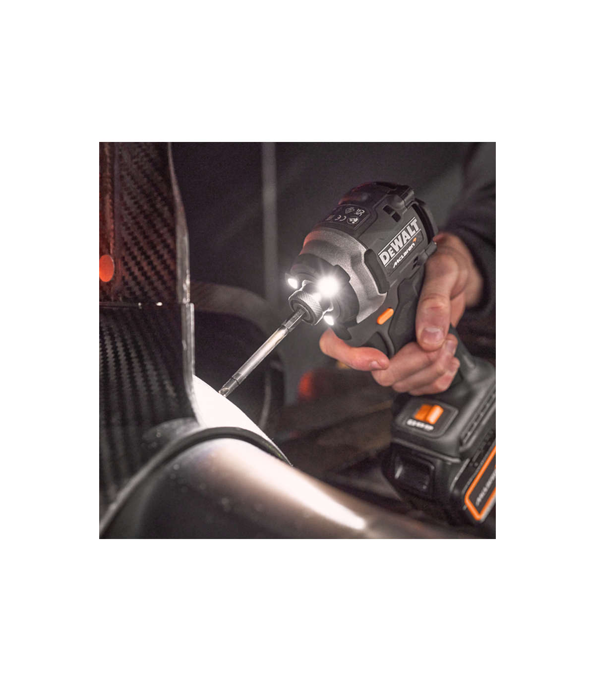Visseuse à chocs DCF85MM2T-QW Édition Limitée McLaren + 2 batteries 18V 4 Ah + 1 Chargeur DCB1104-QW DEWALT