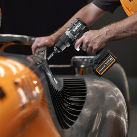 Perceuse-visseuse à percussion 18V DCD805N-XJ Édition Limitée McLaren + 2 batteries 18V 5 Ah + 1 Chargeur DCB1104-QW DEWALT