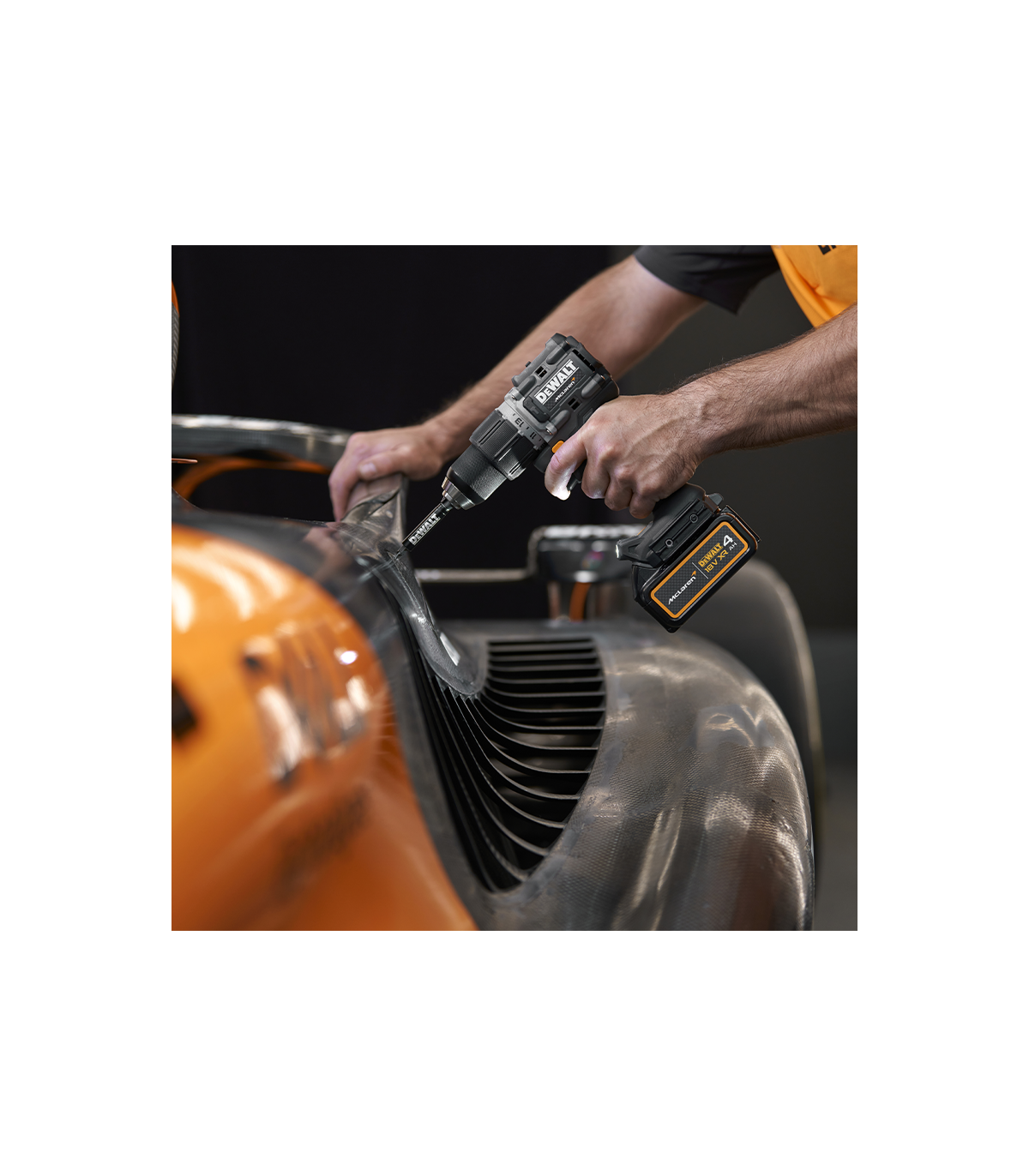 Perceuse-visseuse à percussion 18V DCD805N-XJ Édition Limitée McLaren + 2 batteries 18V 5 Ah + 1 Chargeur DCB1104-QW DEWALT